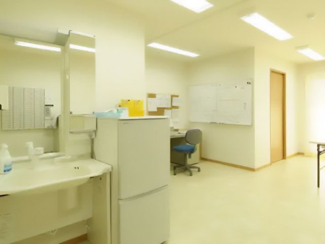 清潔な看護ステーション スタッフルーム 明るく広々とした看護ステーションです。整理された資料や清潔な環境が、日々の業務を支えます。