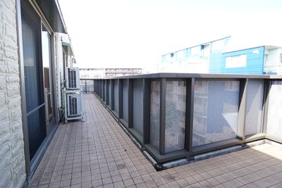 明るい居室のバルコニー