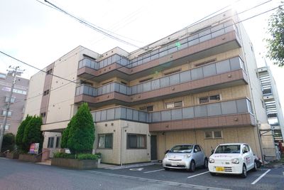 多階層のビルの外観