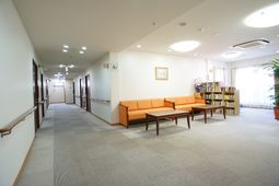 オレンジソファがあるロビー