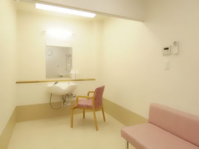 清潔な洗面所の一角 理美容室 すっきりとした設計の洗面スペースです。ソファがあり、ゆったりとした時間を過ごせるよう配慮されています。