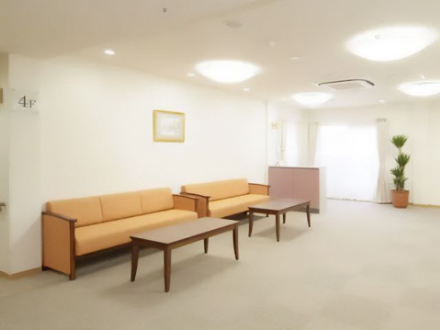 清潔感あるロビー 談話スペース 明るく清潔な待合スペースは居心地が良く、訪れるご家族も落ち着ける環境です。フロアごとに個性を持たせ、利用者の憩いの場となっています。