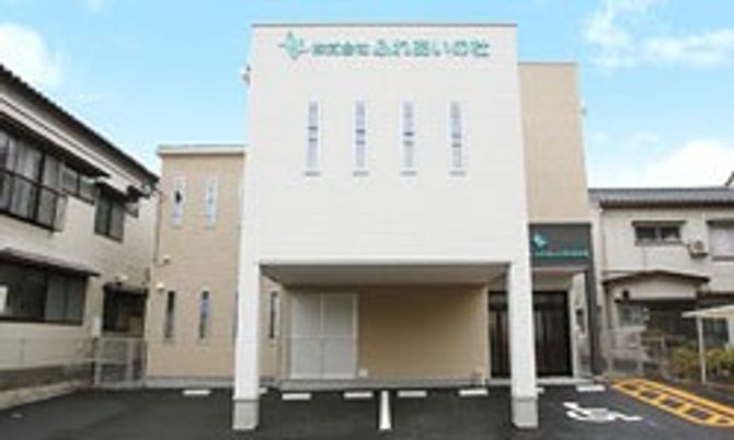 白い壁の施設外観