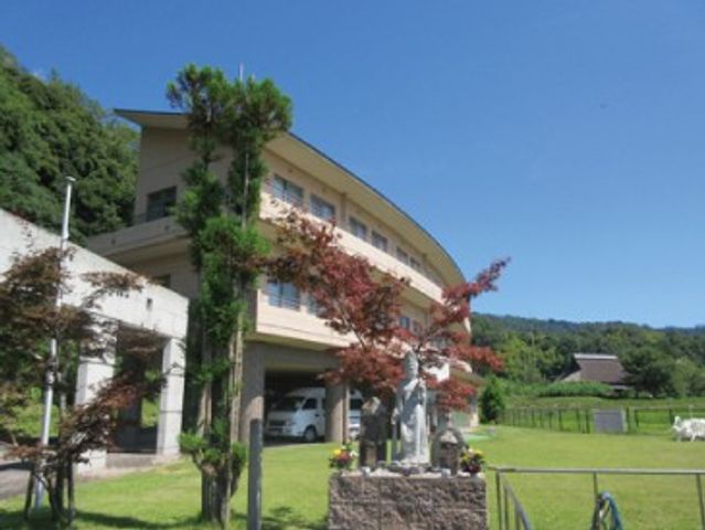 緑に囲まれた外観  