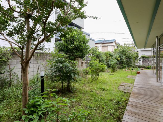 静かな中庭の風景 中庭 新緑が心を和ます、ひとときの憩いの場所です。木々に囲まれた散策路を歩いて、心身共にリフレッシュしませんか。