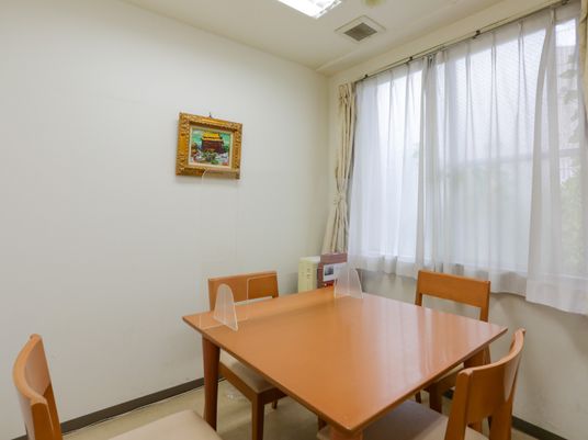 シンプルな居室のテーブル