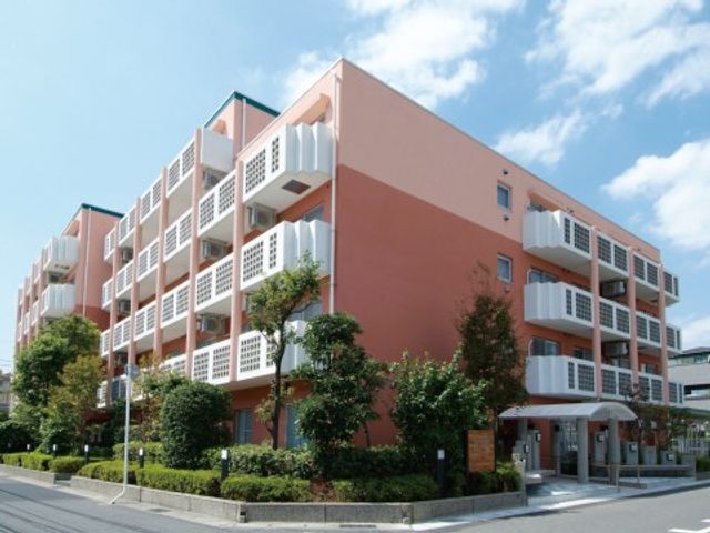 快適そうな建物の外観 外観 清潔感のあふれる外観は、快適な日々を送るための環境が整っていることを示しています。優しい色合いが温かみを与え、訪れる人に安心感を提供します。