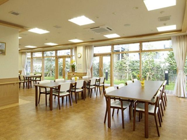 明るい広々ダイニング リビング 自然光がたっぷり入るダイニングルームです。清潔感があり、ゆったりとした食事の時間を過ごせる空間が確保されています。