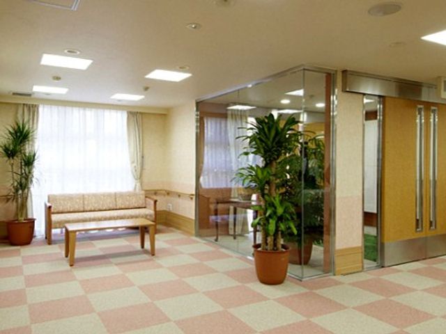 待合スペースの居心地良さ エントランス ゆったりとしたベンチと植物が配置され、落ち着いた雰囲気の待合スペースです。訪れた方がリラックスできる設計になっております。