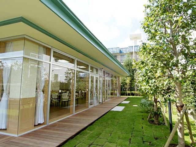 緑豊かな中庭と建物 中庭 ゆったりとした時間が流れる中庭です。木々の緑が心を和ませ、訪れる方々に癒しの時間を提供します。