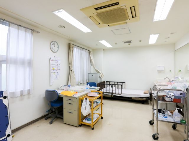 機能的な看護室 健康管理室 広々とした明るい看護室です。設備が整い、快適にお勤め頂ける環境が整っています。