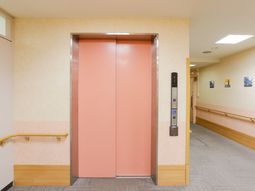 廊下のエレベーター前