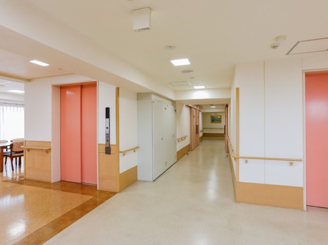 手すり付きの明るい廊下 廊下 手すりが備わり、歩行に配慮された明るい廊下です。落ち着いて仕事できる環境が整っています。