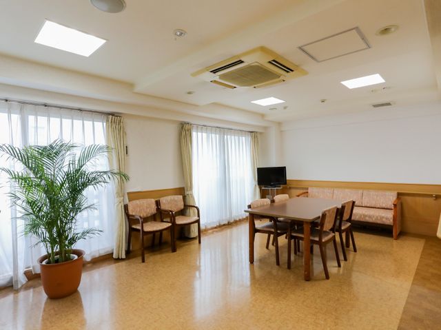 快適な共用リビング空間 共有スペース 広々としたリビングでの憩いの時間を想像してみてください。ここでは、テレビを見たり、家具に腰掛けてゆっくりとした時を過ごすことができます。