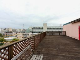都市の眺望が広がるテラス