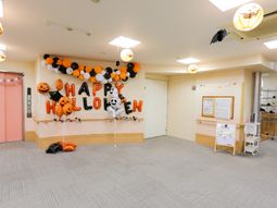 ハロウィン飾りのロビー