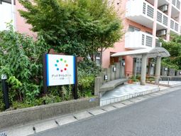 エントランスと看板の外観