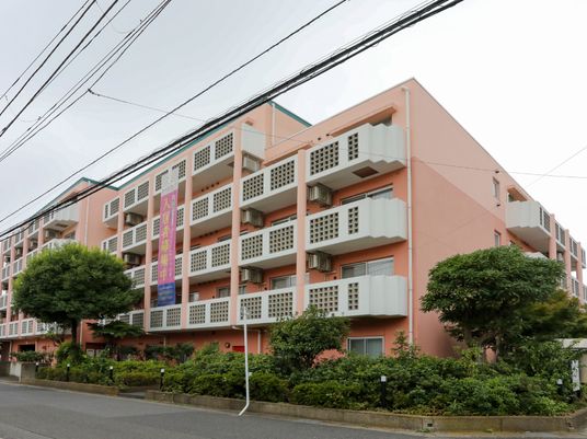 ピンクの建物外観