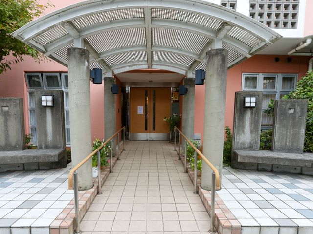 手すり付きのエントランス エントランス バリアフリー設計のエントランスです。手すりが設置されており、安全に出入りできる環境が整っています。