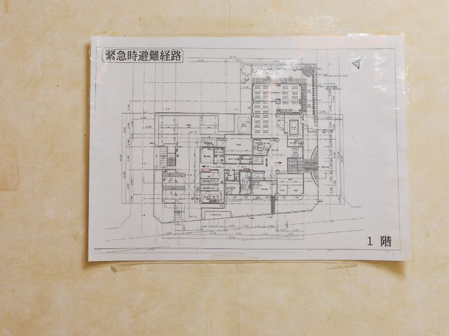 建物の配置図 避難経路図 清潔感ある壁に配置図が掲示され、施設のレイアウトが一目で理解できます。将来の職場環境をイメージしやすくなっています。