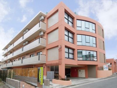明るい色の建物の外観
