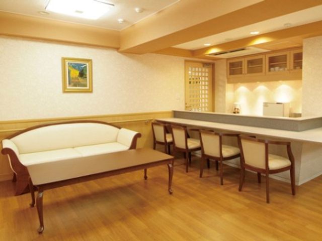 快適な居心地のロビー バーコーナー ゆったりとしたソファが備わる落ち着いた雰囲気の受付スペースです。待ち時間も心地よく過ごせる設計となっています。