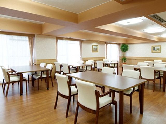 ゆとりある明るい食堂 食堂 広々とした清潔感のあふれる食堂です。窓から自然光が差し込み、ゆったりとした食事の時間を過ごせます。