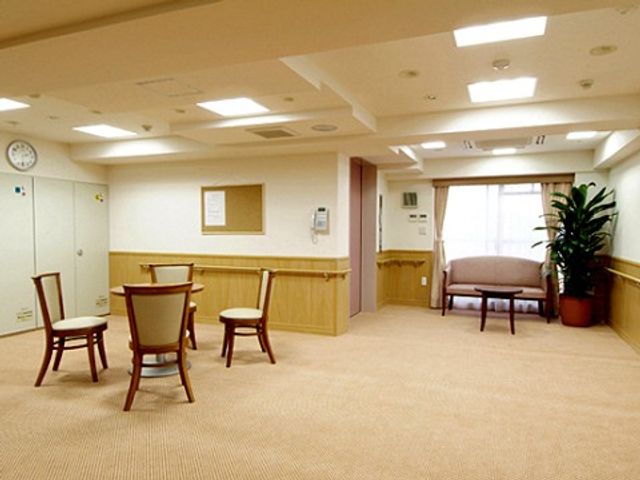 広々とした落ち着いたラウンジ 共有スペース 暖かみのある色合いでまとめられたラウンジは、日々の憩いの場所として利用されています。ゆとりある空間で、静かな時間を過ごせます。