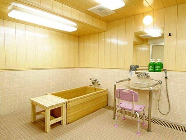 明るい清潔なバリアフリー浴室 浴室 ゆったりとした空間のバリアフリー設計の浴室です。安心してご利用いただける工夫が施されています。