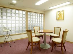 明るい居室のテーブルセット