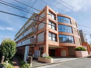 多階層のモダンな建物