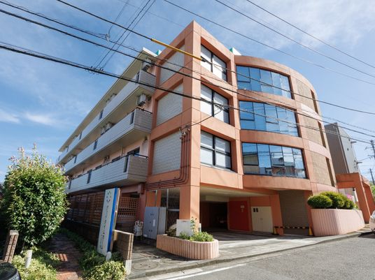 多階層のモダンな建物
