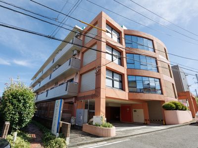 多階層のモダンな建物