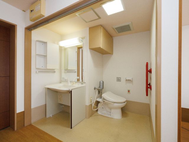バリアフリーの洋室トイレ トイレ・洗面台 安全を考えた設計のトイレです。手すりや広々とした動作スペースで、安心してお使いいただけます。