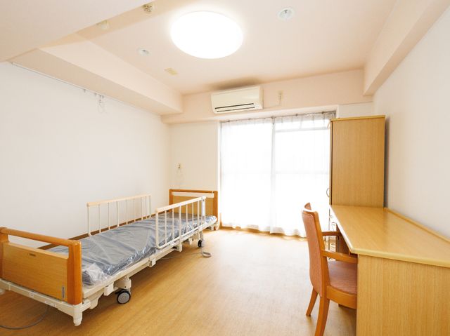 明るい個室の居住空間 居室 広々とした居室には、必要な家具と設備が整っており、日の光がたっぷり差し込んでいます。自分の時間をゆったり過ごせる環境です。