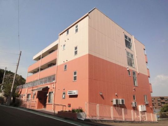 オレンジ色の建物外観