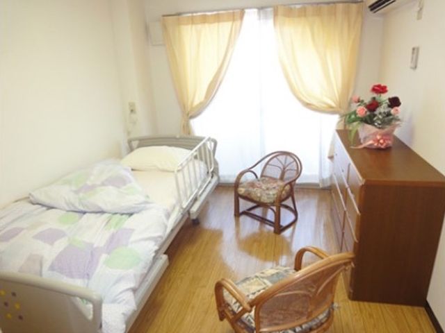 明るい個室の居室 居室 日差しの入る広々とした居室で、家具も揃えられゆったりとお過ごしいただけます。