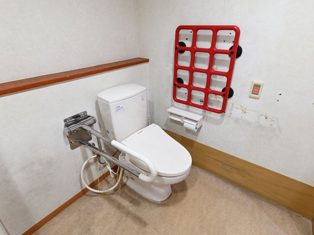 バリアフリートイレ設備 トイレ 安心を提供する手すり付きのトイレスペースです。使いやすさを考慮した配置で、日常生活をサポートします。