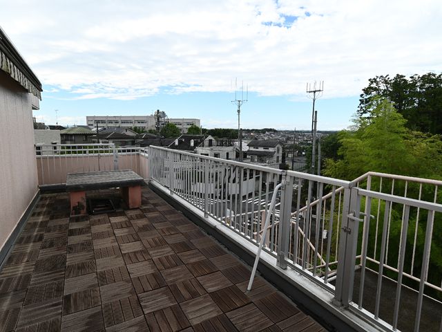 広々とした開放的なテラス 屋上 清々しい空気を感じるテラスで、ゆったりとした時間をお過ごしいただけます。都市のパノラマを背景にリラックスしてお過ごしください。