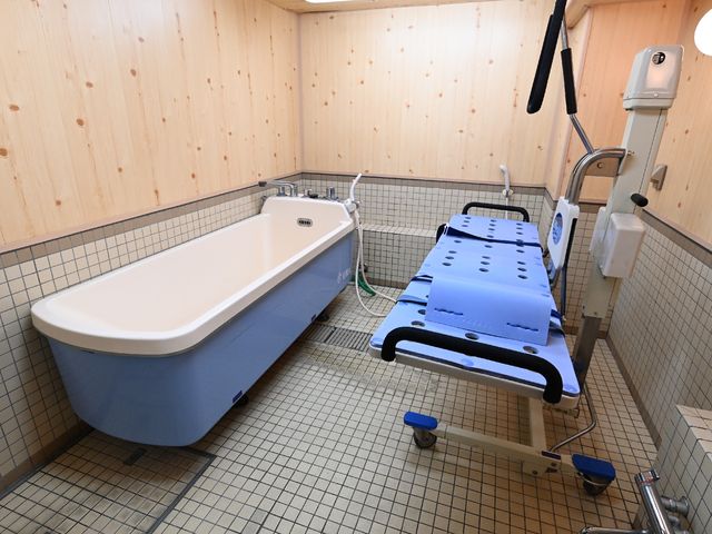 快適な浴室設備 浴室 木の温もりが感じられる浴室です。リフト設備が整っており、安心してご利用いただけます。
