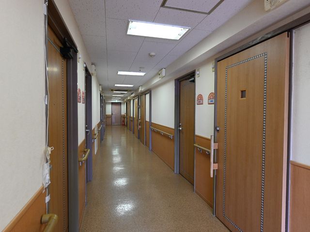 清潔な廊下の様子 廊下 手すりが設置された広々とした廊下が綺麗に保たれており、日々の快適な移動をサポートしています。
