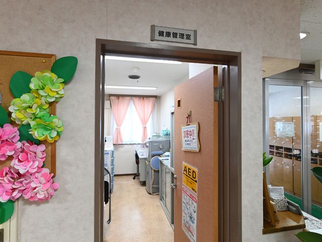 機能訓練室の入口 開放的な扉を備えた機能訓練室です。明るい窓からの自然光が、心地よい空間を演出しています。