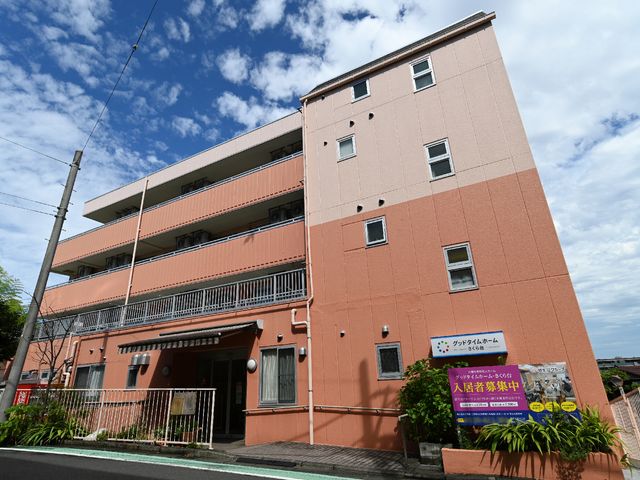 明るい外観の建物 外観 広々とした青空のもとに佇むピンク色の建物は、訪れる方々に暖かい印象を与えます。ゆったりとした環境でお仕事をしませんか。