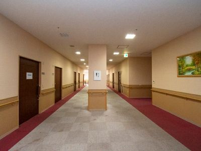 廊下の広々とした様子