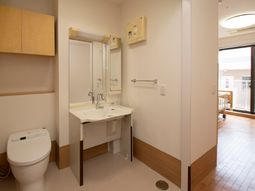 清潔な洗面台とトイレ