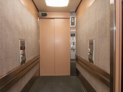 エレベーターの内観