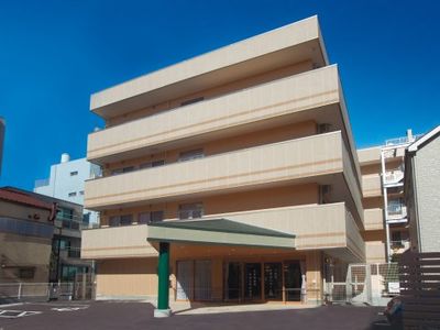 明るい外観のモダン建築
