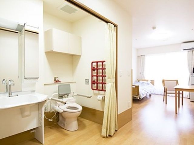清潔な居室の洗面トイレ 居室 ゆったりとした空間の居室で、快適な洗面所とトイレが整っています。日差しの入る室内は居心地が良く、新しい職場として魅力的です。