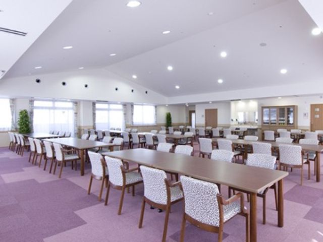 広々とした明るい食堂 食堂 広々とした食堂は天井が高く、窓から自然光がたっぷり入っています。利用者様がお食事を楽しまれる心地よい空間です。