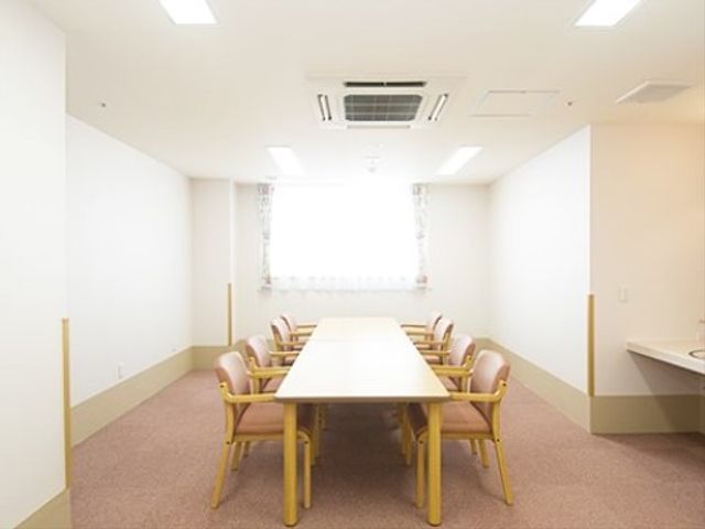清潔な明るい会議室 談話室 シンプルで明るい多目的室です。ここでは、ゆったりとしたスペースで様々な活動が行われます。